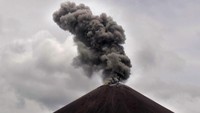 Asap hitam menyembur saat terjadi letusan Gunung Anak Krakatau (GAK) di Selat Sunda pada Senin (10/12/2018) lalu, beberapa pekan sebelum terjadinya erupsi lain yang memicu terjadinya tsunami di Selat Sunda. Pool/Antara Foto/Weli Ayu Rejeki.