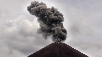 Gunung Anak Krakatau Meletus