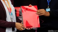 Sejumlah mahasiswa yang tergabung dalam BEM KM UGM 2018 Semangat Muda menggelar aksi teaktrikal di depan gedung KPK, Jakarta, Senin (10/12/2018).