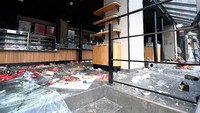 Begini kerusakan di dalam Starbucks, Minggu (9/12) waktu setempat. REUTERS/Piroschka van de Wouw.