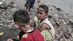 Miris, Laut Penuh Sampah Plastik Jadi Taman Bermain Anak-anak