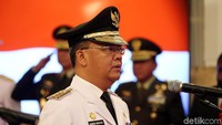 Plt Gubernur Bengkulu Rohidin Mersyah mengucapkan sumpah jabatan.