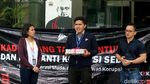 Buku Merah Jadi Kado dari Mahasiswa untuk KPK