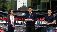 Aksi itu diselenggarakan untuk memperingati Hari Antikorupsi Sedunia (Hakordia) sekaligus untuk memperingati hari lahir KPK. Di tengah aksi tersebut, Presiden BEM KM UGM, Obed Kresna (tengah) memberikan kado untuk KPK.