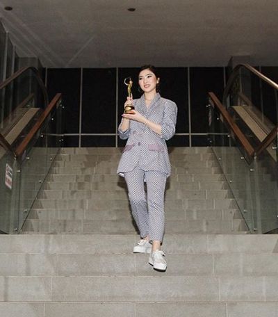 Isyana Sarasvati menerima penghargaan AMI Awards 2018