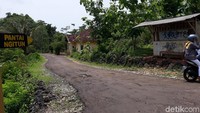 Papan petunjuk di tepi jalan menuju pantai (Pradito Rida Pertana/detikTravel)