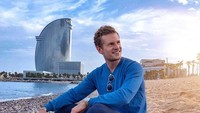 Pose Patrick di sebuah pantai di Barcelona, Spanyol (pilotpatrick/Instagram)