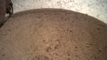 Akhir November lalu, InSight sukses mendarat di Mars. Ini kiriman potret pertamanya dari Planet Merah. (Foto: NASA/JPL-Caltech)