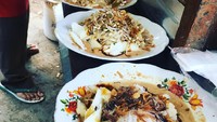Ini dia deretan keroprak Ciragil yang populer di daerah Jakarta Selatan. Harus sabar ngantre kalau makan di tempat. Foto : Instagram @medianahutomo
