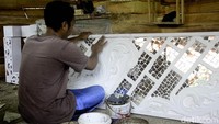 Di tangan pemuda yang lahir 24 tahun silam ini, limbah kaca yang kerap ditemukan di toko-toko bangunan maupun perajin mebel,  disulap menjadi barang yang bernilai seni dan ekonomi.