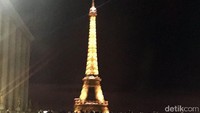 Pantauan detikFinance di bundaran Trocadero dan Menara Eiffel pada minggu malam sekitar pukul 22.00 waktu setempat masih ramai oleh pengunjung.