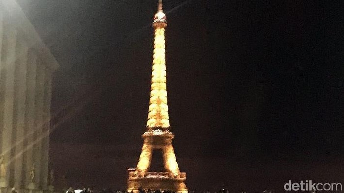 Sehari setelah demo Rompi Kuning kota Paris kembali seperti sedia kala. Menjelang malam, kafe-kafe tetap buka dan penjual souvenir juga mulai keluar lagi.