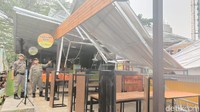 Di lokasi, sudah ada petugas Satpol PP serta petugas dari kecamatan dan kelurahan. Pihak pengelola juga sudah di lokasi.