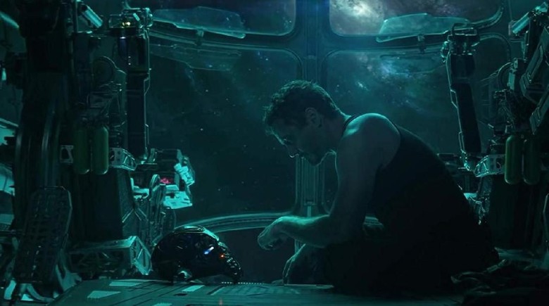 Tony Stark Tak Sendiri Terkatung-katung di Luar Angkasa Tony Stark Tak Sendiri Terkatung-katung di Luar Angkasa