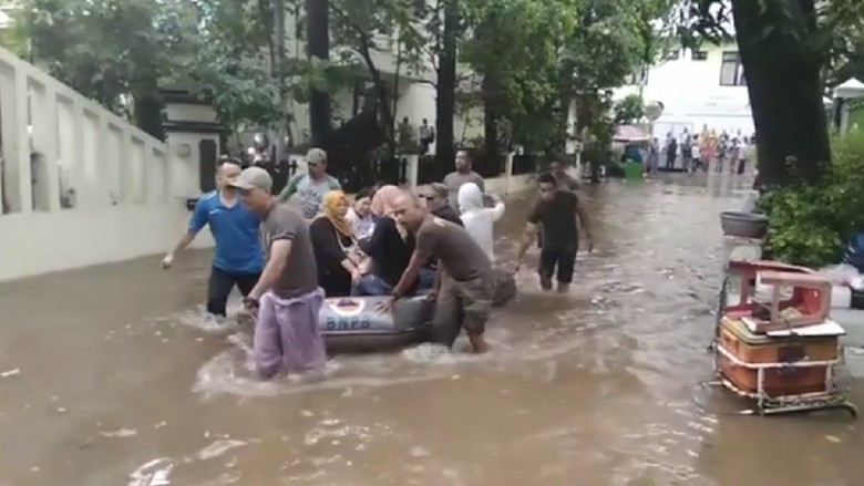 Jalan Tergenang, Pasien RSUD Tebet Diangkut Pakai Perahu Karet Jalan Tergenang, Pasien RSUD Tebet Diangkut Pakai Perahu Karet