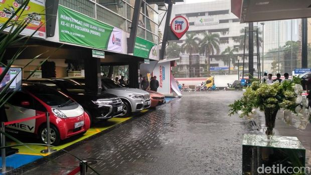 Hujan Lebat, Jonan Luncurkan Stasiun Pengisian Listrik di SPBU Kuningan