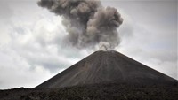 Gumpalan awan hitam terlihat menyembur saat terjadi letusan Gunung Anak Krakatau (GAK) di Selat Sunda, Banten, Senin (10/12/2018).