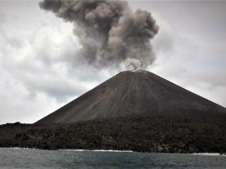 gambar erupsi gunung anak krakatau