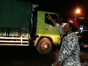 Cegah Laka, Warga Brebes Larang Truk Besar Lewati FO Kretek