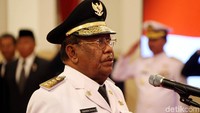 Prosesi pelantikan diawali dengan penyerahan petikan Keputusan Presiden oleh Presiden Jokowi kepada masing-masing Calon Gubernur Sisa Masa Jabatan di Istana Merdeka, Jl Medan Merdeka Utara, Jakarta Pusat, Senin (10/12/2018). 