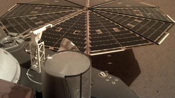 Salah satu panel surya yang terlihat dari InSight dalam proses pengambilan gambar di Mars. (Foto: NASA/JPL-Caltech)
