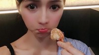 Duh..., wajah Liu kok cemberut, ya. Padahal ia akan melahap udang goreng berukuran cukup besar. (Foto: Facebook Liu Pengpeng)