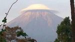 Penampakan Gunung Semeru Bertopi Awan