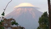 Penampakan Gunung Semeru bertopi itu tak berlangsung lama, hanya muncul selama 15-20 menit. Lama-kelamaan topi yang berada di atas gunung kemudian memudar, bersamaan dengan teriknya cuaca pagi. Istimewa/Arifin.
