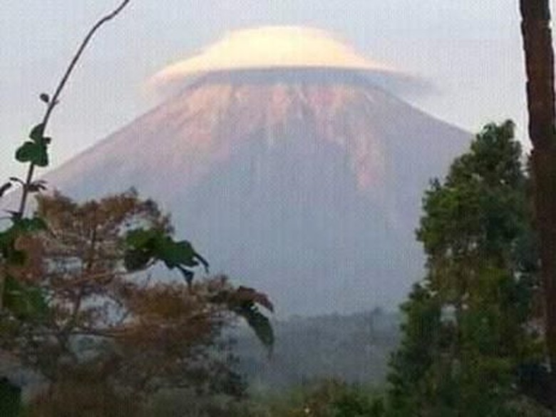 Awan Membentuk Topi  di  Gunung Semeru BMKG Sangat Jarang