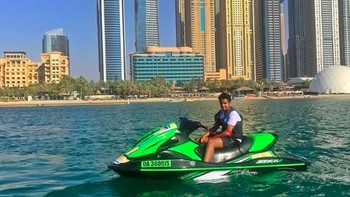 Saat menikmati kota Dubai dengan jetski. Foto: Instagram