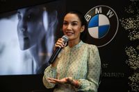 Makna di Balik Buku Walk With Me Karya Nadya Hutagalung