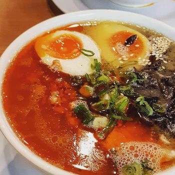 Sluurp! Makan Malam dengan Semangkuk Ramen Pedas Dengan Topping Ayam 