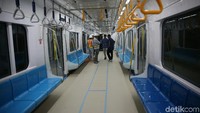 Interior MRT juga dilangkapi dengan CCTV , penyejuk ruangan dan hand straps.