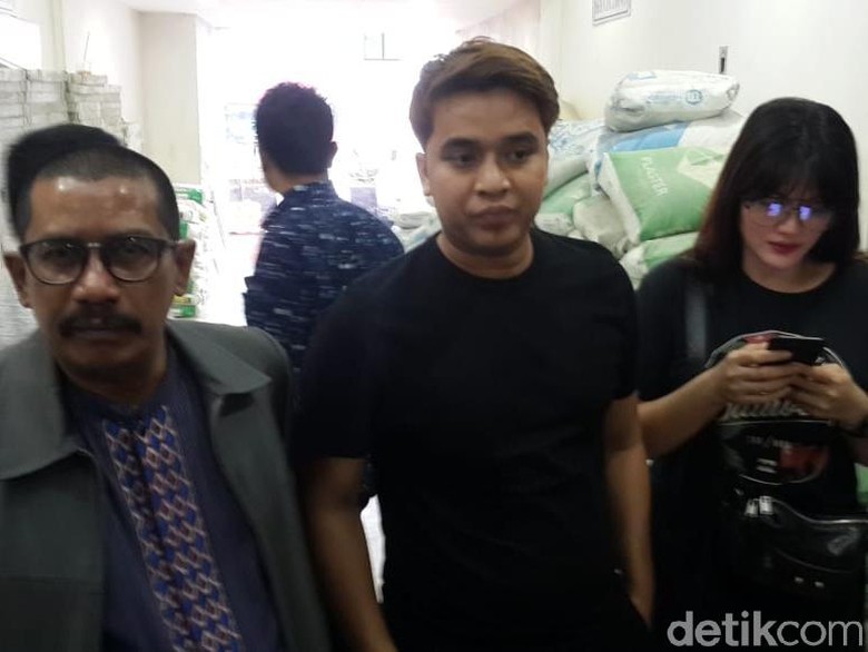 Ke Polda, Billy Ngaku Punya Banyak Bukti Lawan Kriss Hatta Ke Polda, Billy Ngaku Punya Banyak Bukti Lawan Kriss Hatta