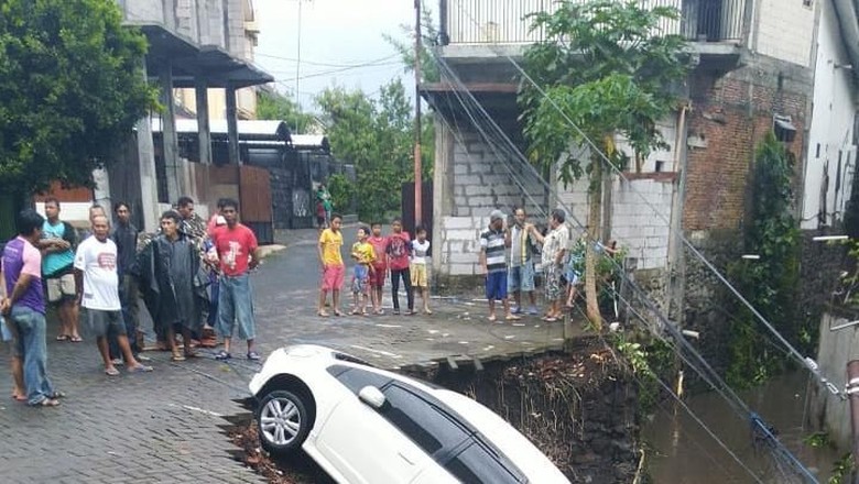 Dampak Hujan di Kota Malang Jalanan Banjir Hingga Mobil 