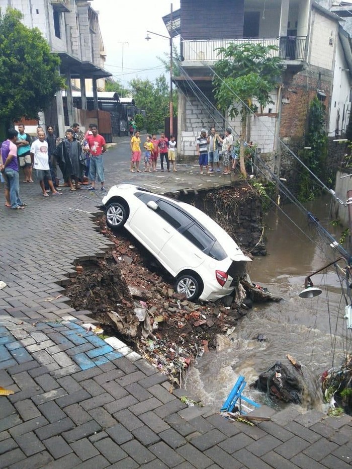 Banjir melanda wilayah Kota Malang pasca diguyur hujan deras. Dampaknya, mulai dari mobil hanyut terseret air sampai pengendara motor terjatuh akibat terseret air.