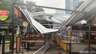 Foto: Atap Rasuna Garden Rusak Diterbangkan Angin Kencang