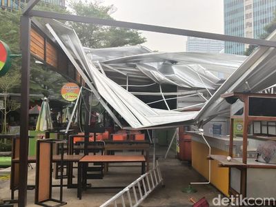 Foto: Atap Rasuna Garden Rusak Diterbangkan Angin Kencang