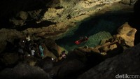 Meski terlihat melelahkan, pemandangan di dalam gua akan membayar perjuangannya. Apalagi, kalau dibantu cahaya senter! (Randy/detikTravel)