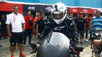 Desta tampak semringah saat menjajal motor tersebut sebanyak 3 putaran di Sirkuit Sentul Jawa Barat.