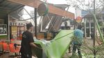 Foto: Atap Rasuna Garden Rusak Diterbangkan Angin Kencang