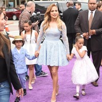 Jennifer Lopez adalah seorang vegetarian. Aktris multitalenta ini mengatakan dalam sebuah wawancara dengan stasiun radio New York,  Menjadi vegan, pada dasarnya tidak ada susu, tidak ada daging, semuanya berbasis tanaman dan dari tanah. Mentega adalah satu hal yang aku rindukan, katanya. Ia pun memilih untuk membesarkan anak kembarnya Maximilian dan putrinya Emme dengan pola makan vegetarian. Foto: Getty Images