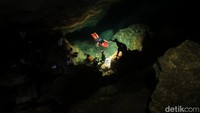 Traveler pun bisa asyik main di kolam dalam gua, namun airnya sedikit asin (Randy/detikTravel)