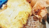 Ada juga penjual ketoprak yang berjualan di siang dan malam hari. Yang ini pakai telur dadar. Foto : Instagram @mirzapradita