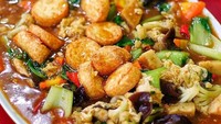 Banyak orang menggemari sapo tahu karena kuahnya yang gurih kental. Di restoran umumnya sapo tahu disajikan dalam porsi besar sehingga cocok dimakan beramai-ramai. (Foto: Instagram jogjabikinlaper)