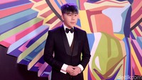 Presenter yang ingin dipanggil dedek itu tampak gagah kala berpose di depan kamera. Pool/Noel/detikFoto.