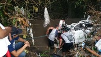 Penampakan mobil yang hanyut terseret banjir di kawasan Jalan Glintung, Kota Malang, Senin (10/12/2018) sore. Istimewa.