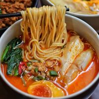 Sluurp! Makan Malam dengan Semangkuk Ramen Pedas Dengan Topping Ayam 