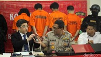 Tak hanya penipuan tiket pesawat, para pelaku juga merupakan pelaku peretasan kartu kredit.