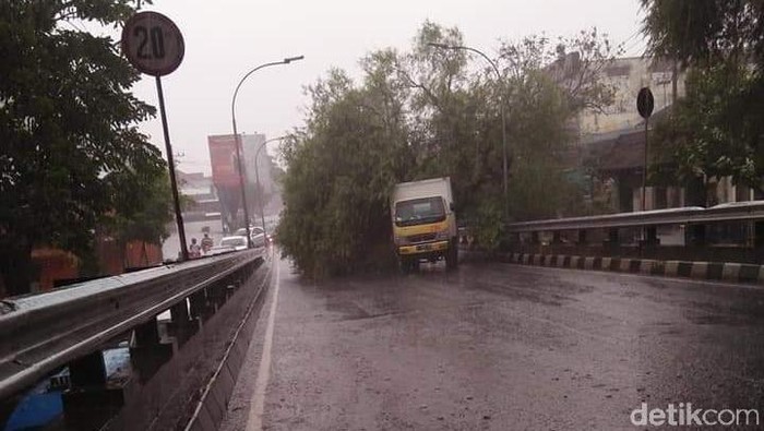 Kota Malang 1 Jam Diguyur Hujan, Jalan Tertutu Air Bagai Sungai